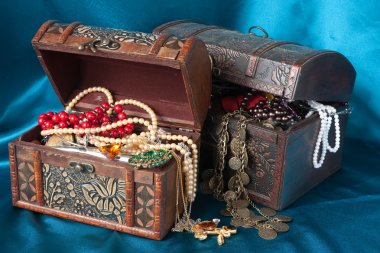 Treasure chests clipart