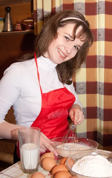 Κορίτσι μαγείρεμα μια ομελέτα — Φωτογραφία Αρχείου