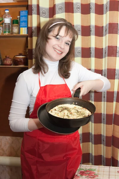 Young women doing an omelet — Stock Photo, Image