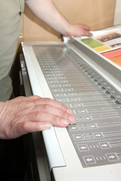Ręce na panelu sterowania elektronicznego — Zdjęcie stockowe
