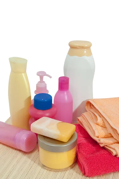 Produtos de higiene pessoal com toalha rosa — Fotografia de Stock