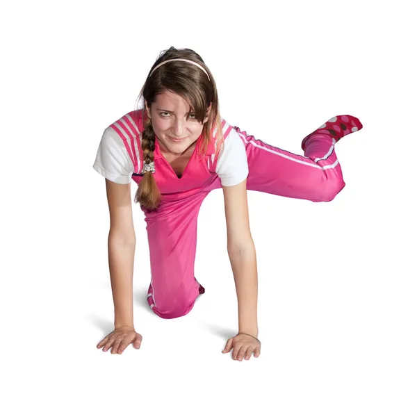 Ung flicka i rosa sportkläder utövar — Stockfoto