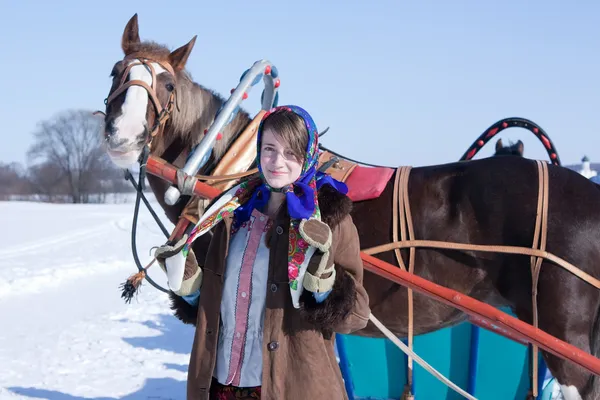 Jente i russiske tradisjonelle klær – stockfoto