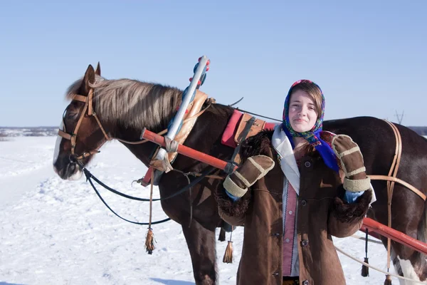 Chica en ropa tradicional rusa — Foto de Stock