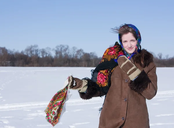 Menina em russo tradicional kerchief — Fotografia de Stock