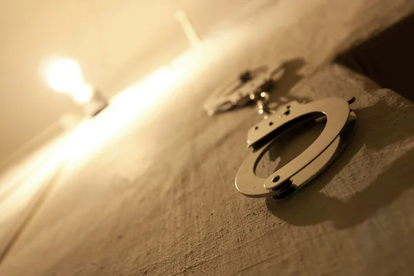 Bracelets sur le mur de la prison — Photo