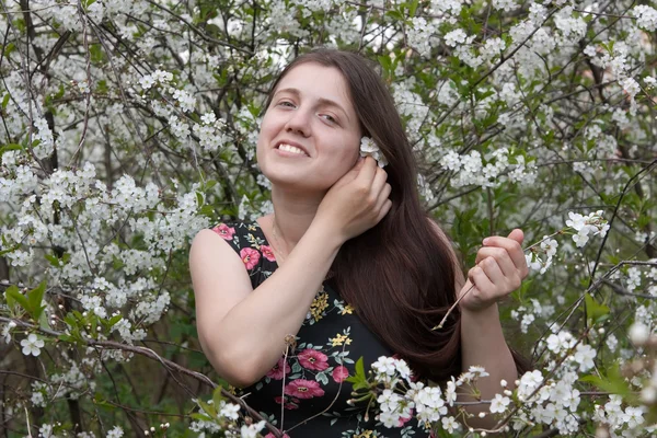 Vrouw in de bloeiende tuin — Stockfoto
