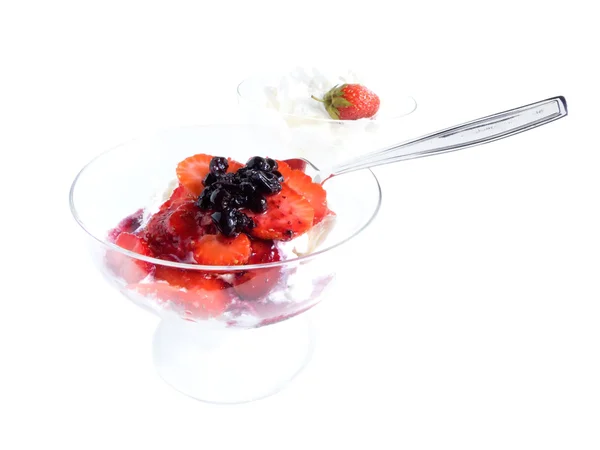 Eis mit Erdbeere auf Weiß — Stockfoto