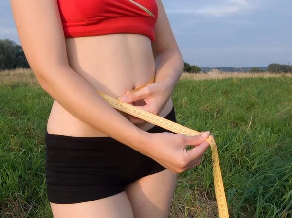 Kvinna mäta midjan — Stockfoto