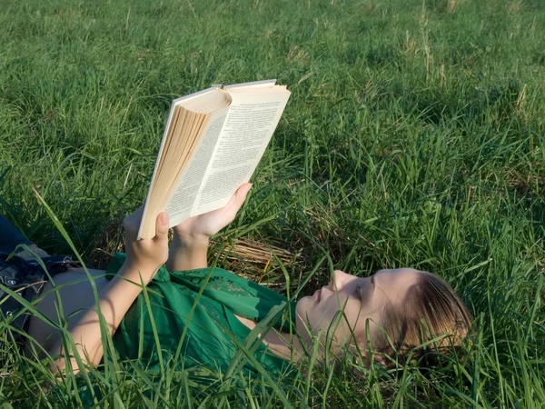Kız okuma — Stok fotoğraf