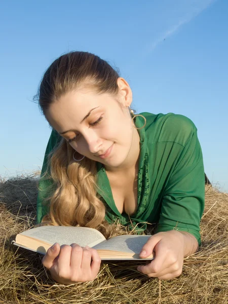 阅读在新鲜干草的女孩 — 图库照片