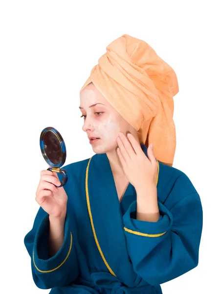 Flicka, att göra kosmetiska förpackningar — Stockfoto