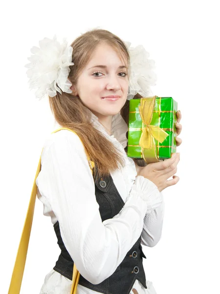 Iskoláslány és ajándék doboz — Stock Fotó