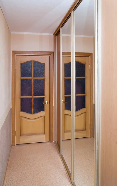 Дверь и зеркало — стоковое фото
