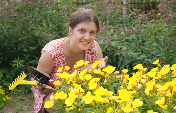 정원에서 일 하는 여자 꽃집 — 스톡 사진