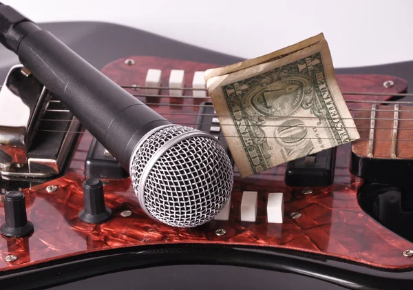Un micrófono y un dólar — Foto de Stock