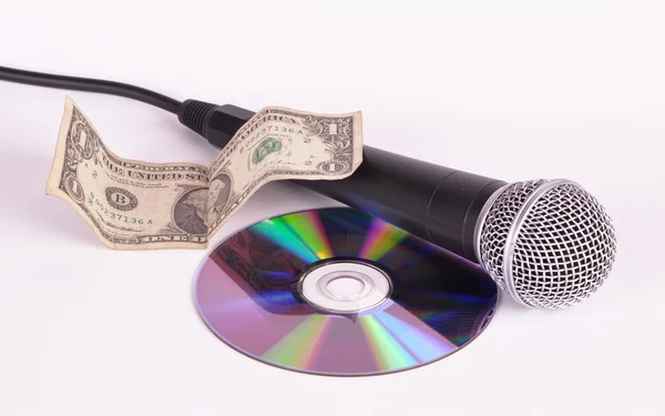 Microfoon dollar en compact disk schijf — Stockfoto