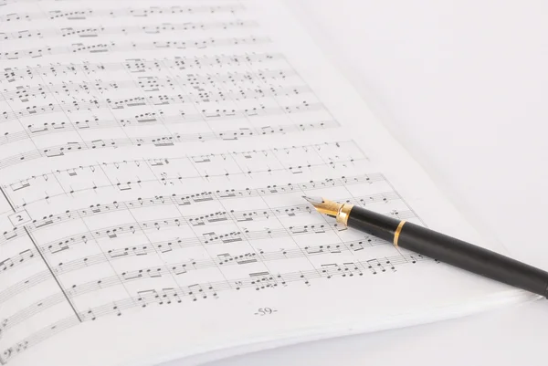 एक संगीत नोटबुक पर पेन — स्टॉक फ़ोटो, इमेज
