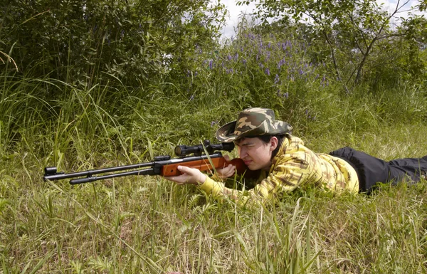 Joven cazador disparando — Foto de Stock