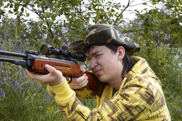 Mladý lovec střílet nahoru — Stock fotografie