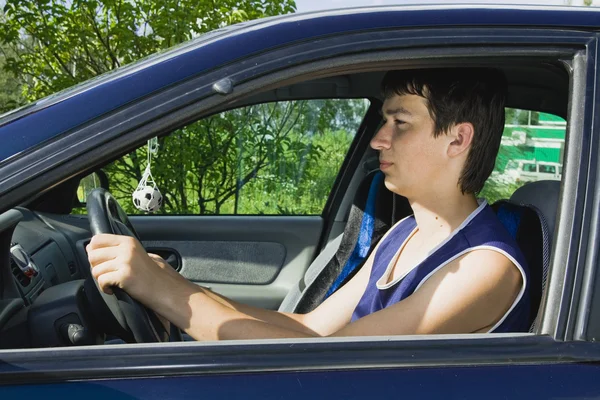 Jovens dirigindo um carro — Fotografia de Stock