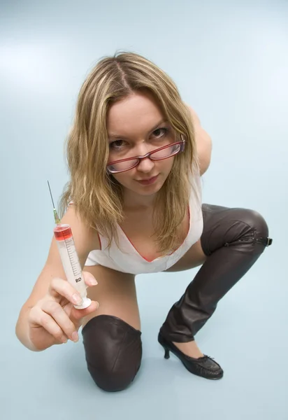 Kvinna med spruta — Stockfoto