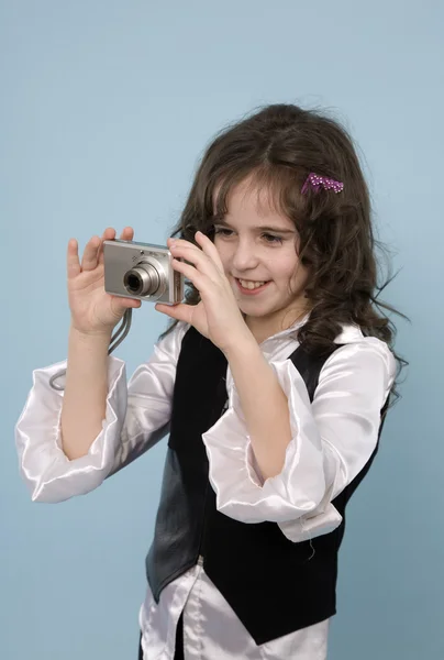 Menina jovem tirando fotos — Fotografia de Stock