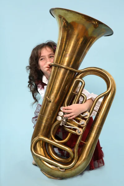 Giovane ragazza che suona il corno — Foto Stock