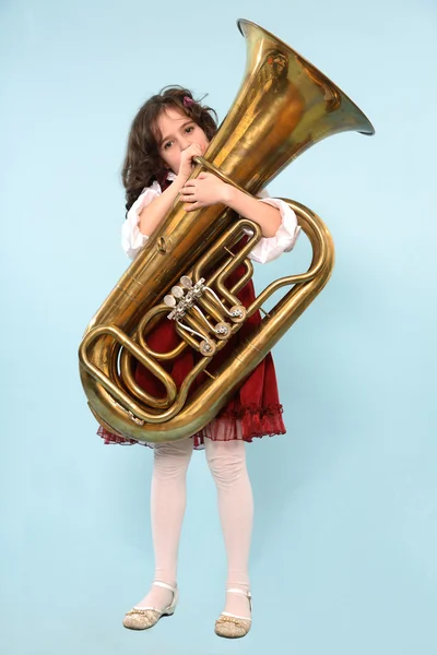 Lány játszik tuba — Stock Fotó