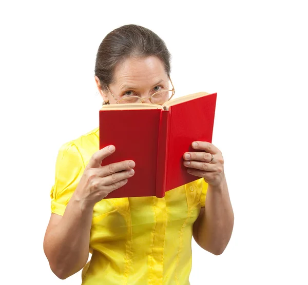 女性の赤い本を読む — ストック写真