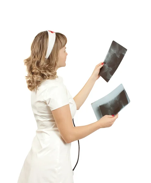 Ung sjuksköterska dam med röntgen bild — Stockfoto