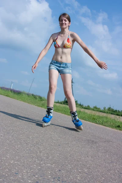 Sportowe rollerskating kobiece — Zdjęcie stockowe
