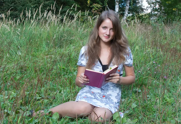Dziewczyna czytająca książkę odkryty — Zdjęcie stockowe