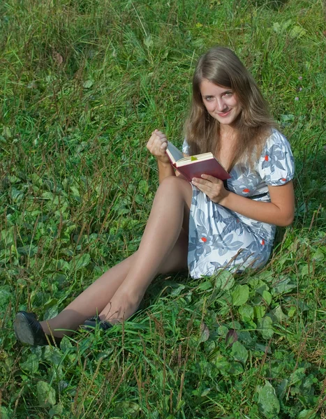Kız Açık bir kitap okuma — Stok fotoğraf