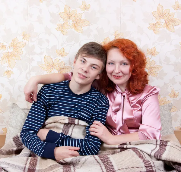 Moeder en zoon thuis — Stockfoto