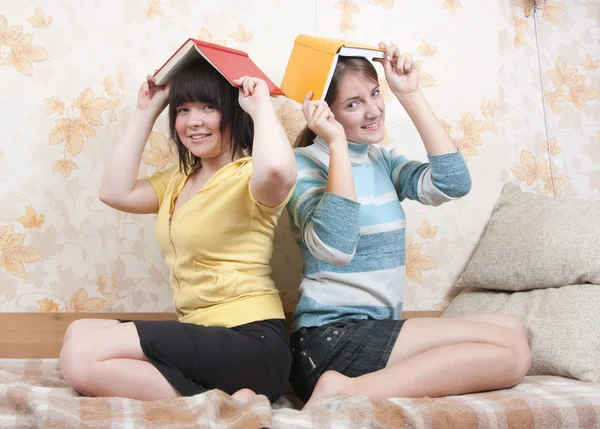 Δύο χαμογελαστά κορίτσια ανάγνωση — Φωτογραφία Αρχείου