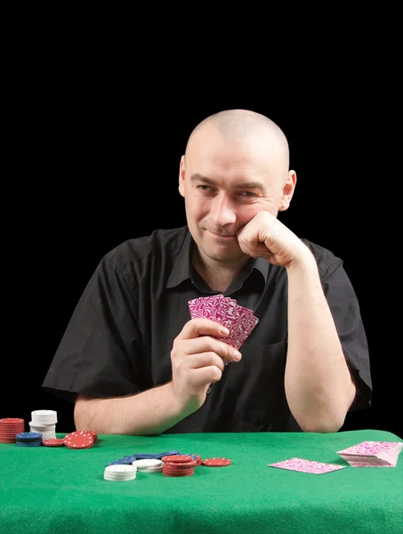 Παίκτης του πόκερ στο μαύρο πουκάμισο στο καζίνο. — Φωτογραφία Αρχείου