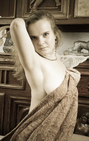 Mulher loira atraente posando em uma vinta — Fotografia de Stock