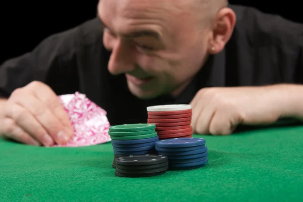 Чоловік грає в покер казино — стокове фото