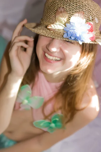 Sonriente chica de primavera con mariposas — Foto de Stock