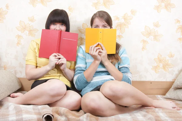 Meisjes met boeken binnen — Stockfoto