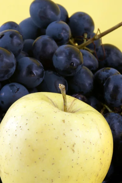 Uvas y manzana — Foto de Stock