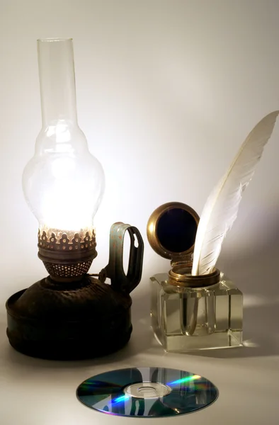 Масляная лампа и чернильница — стоковое фото