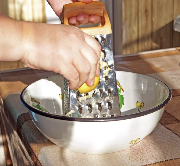 Hands with grater — Stock Photo, Image