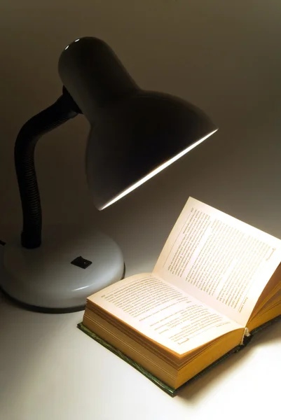 Lampe et livre — Photo