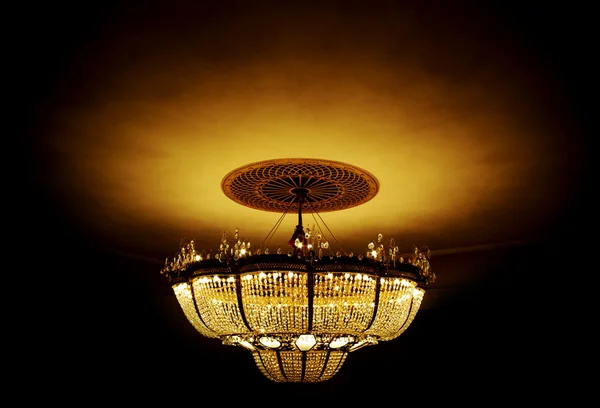 Gran lámpara de araña — Foto de Stock
