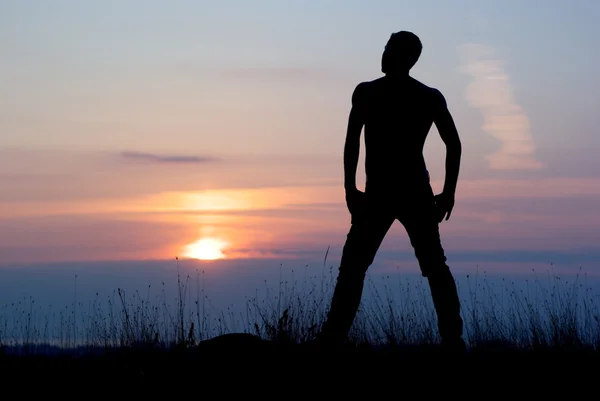 Homem ao pôr-do-sol — Fotografia de Stock