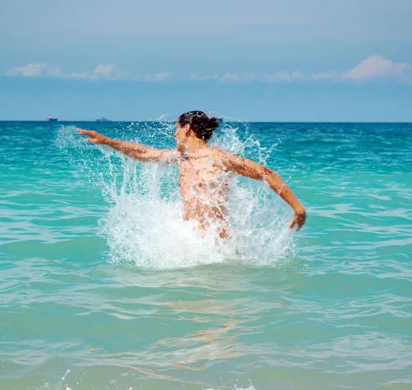 Jugar en el agua — Foto de Stock