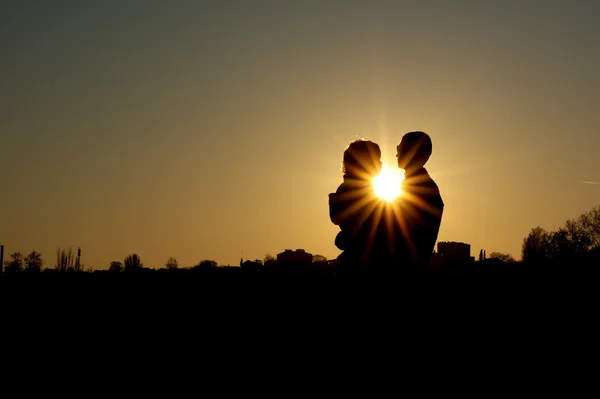 Paar in de zonsondergang — Stockfoto
