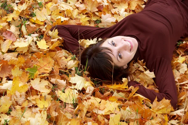 Menina nas folhas de outono — Fotografia de Stock